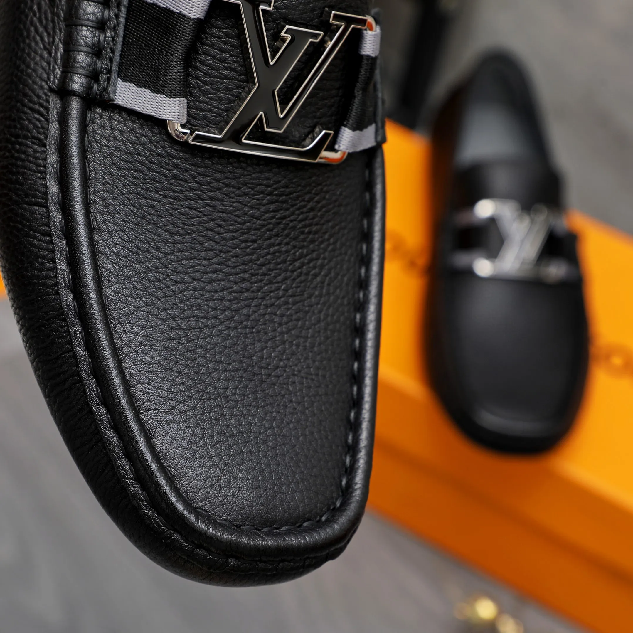 Men's shoes 💰400 Product trademark: LV "Louis Vuitton" casual slip-on shoes Regular size: 38-45 (45 is custom-made and non-returnable) Product materials: Selected high-quality pebbled cowhide upper, pigskin lining, rubber outsole